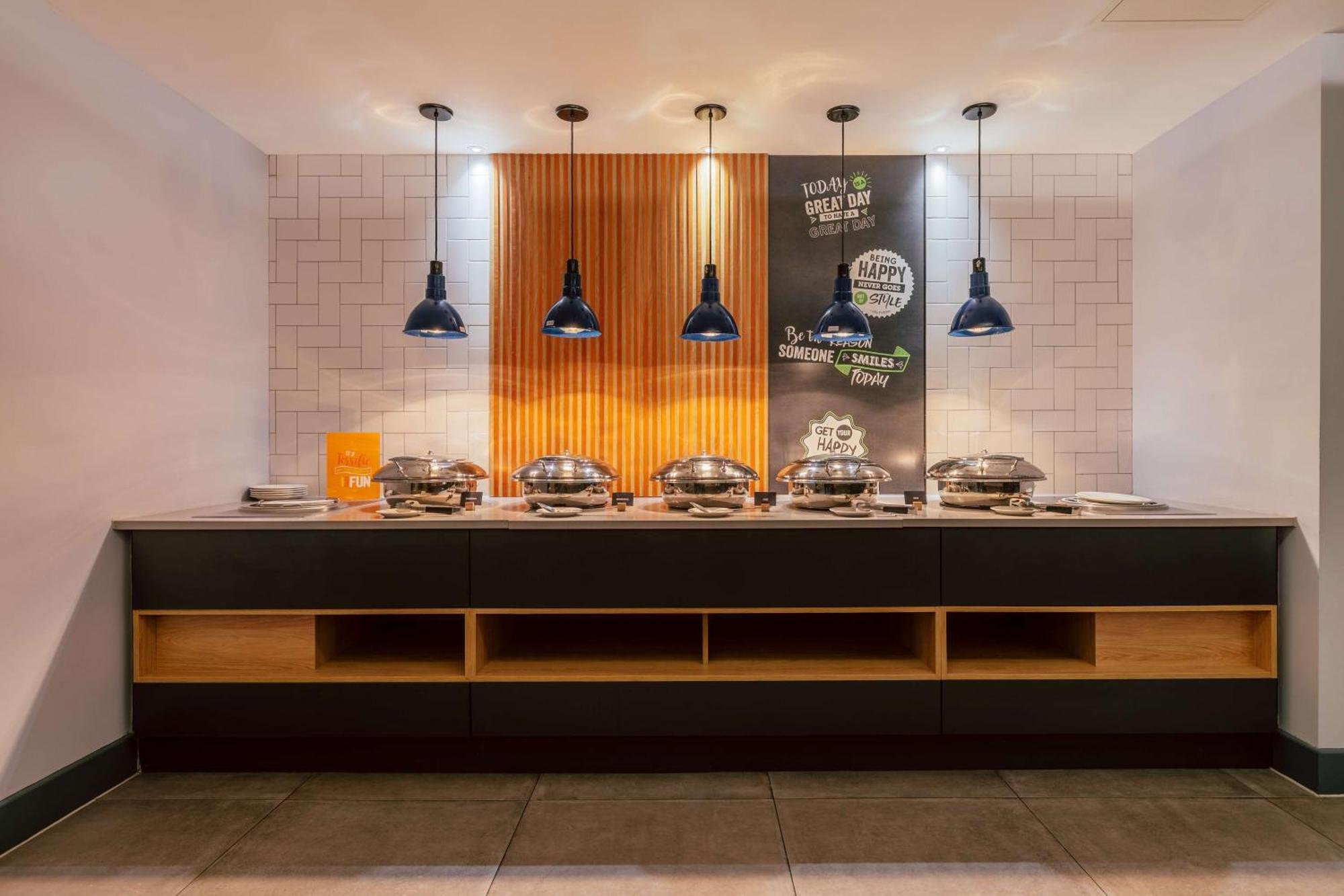Hampton By Hilton London Park Royal Hotell Exteriör bild